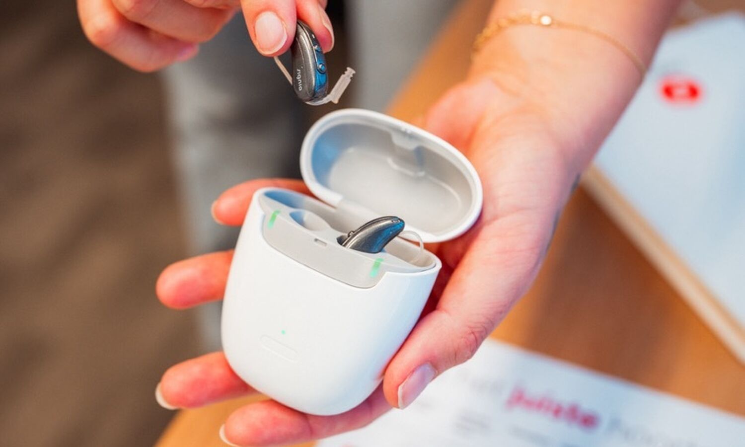 Hoortoestel in houder 