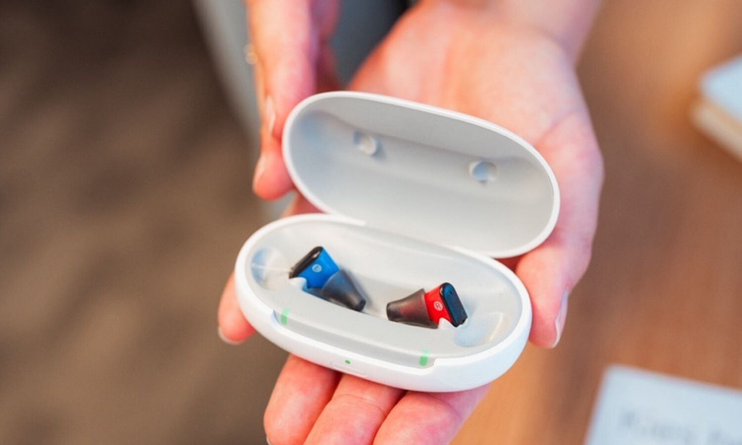 Hoortoestel rood blauw 