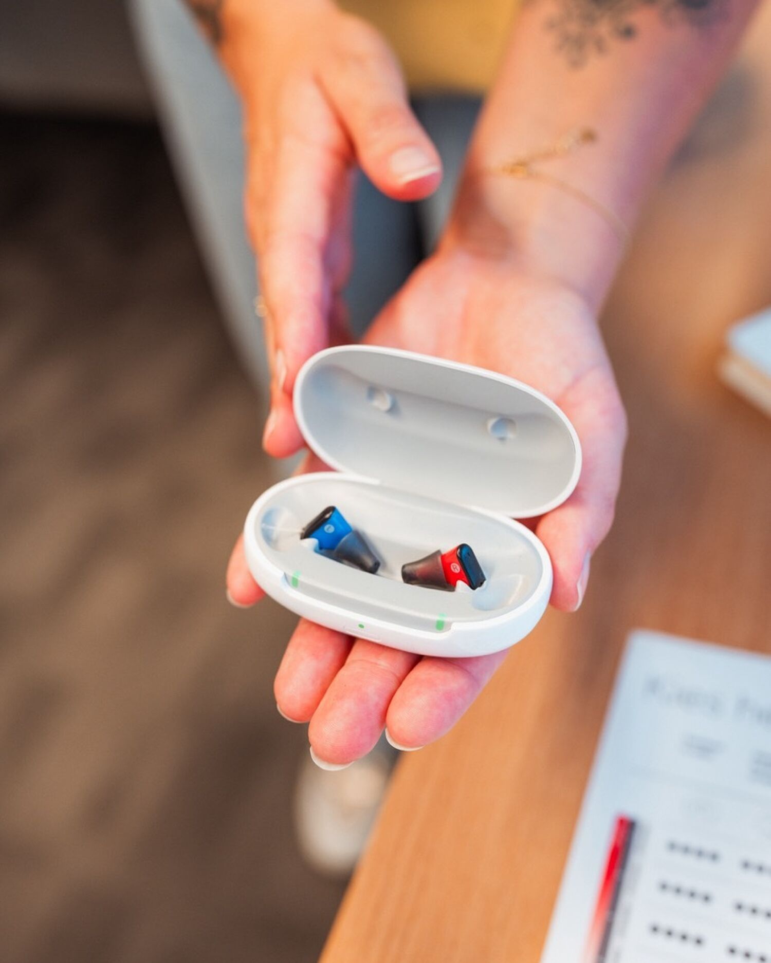 Hoortoestel rood blauw